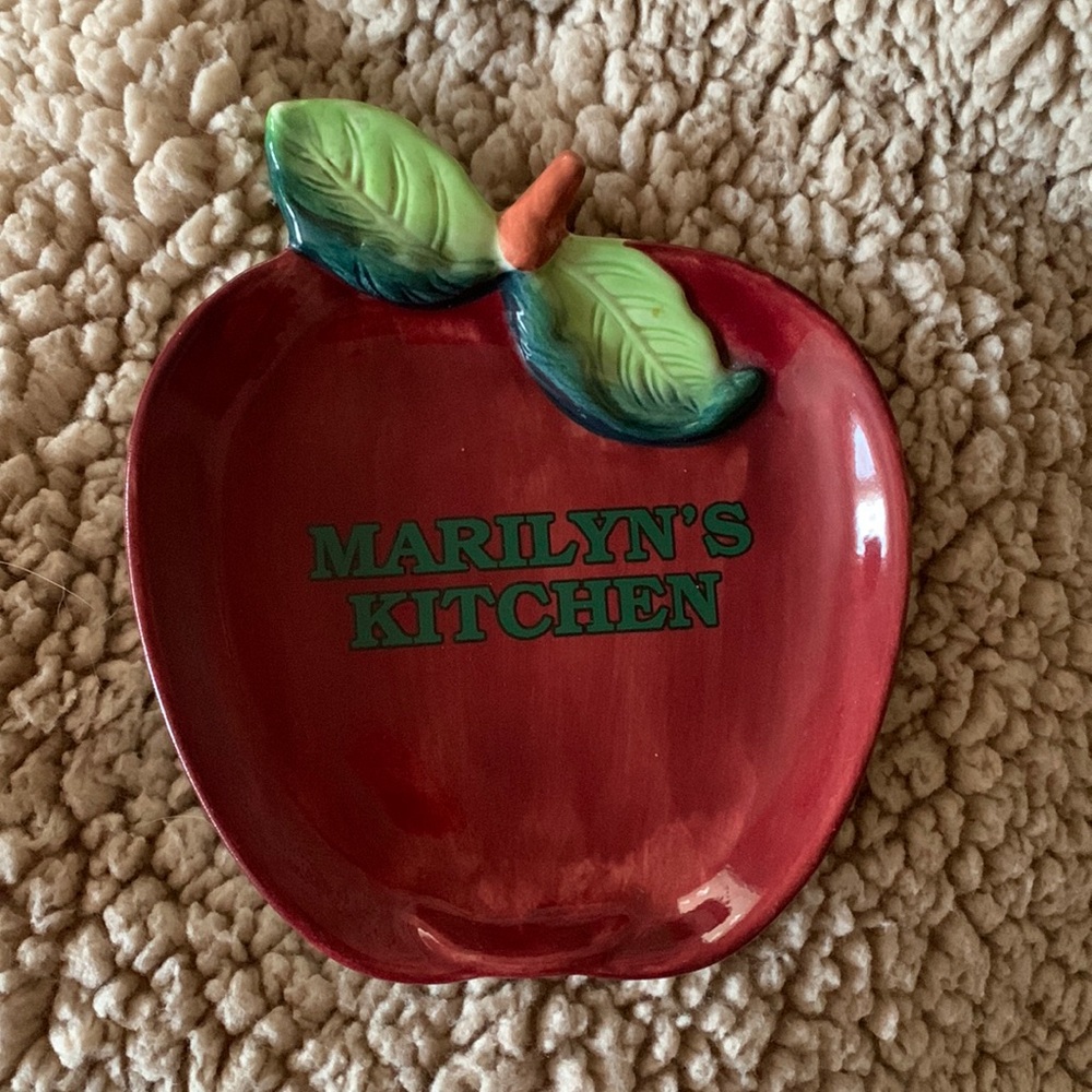 Kitchen Spoon Rest “Marilyn’s Kitchen” Papel Freelance. Apple Shape